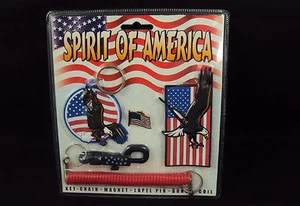 Patriotic 4 Stück Neuheit Set ~ Schlüsselanhänger, Anstecknadel, Magnet & Spule Schlüsselanhänger - Bild 1 von 7