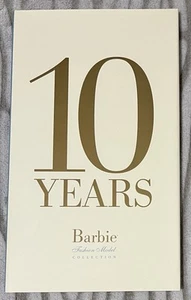 Libro Barbie Fashion Model Collection "10 Years" Book Silkstone Molto raro - Imagen 1 de 6
