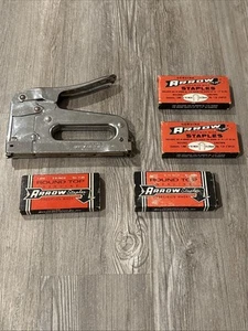 Arrow Fastener Co Modell T-25, Vintage Hefter mit 4 echten runden Klammern Neu aus altem Lagerbestand - Bild 1 von 14