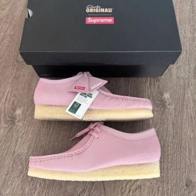SUPREME SS25 CLARKS 原装反光 WALLABEE 3M 粉色 尺寸 9-10.5 — 第 1/4 张图片