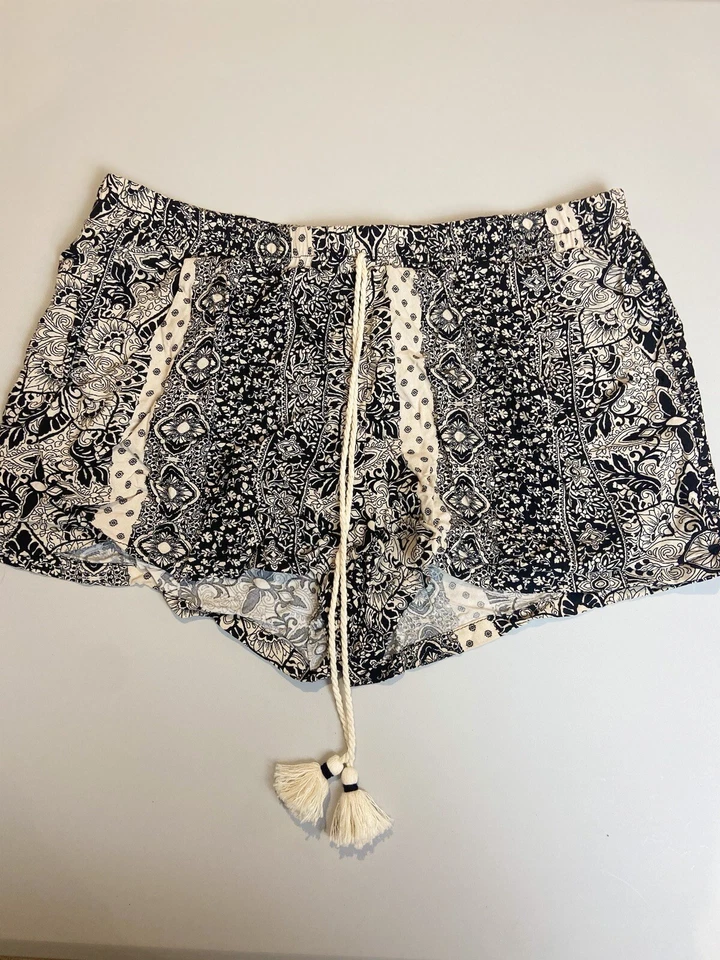 Bebop Clothing Pantalones Cortos Fluidos Blanco y Negro Cintura Elástica con Bolsillos Talla M Foto 1 de 4