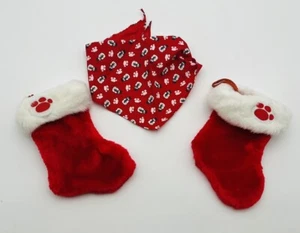 Lote de medias y pañuelos de nieve Build a Bear Red Paw Print, medias para mascotas usadas en excelente estado - Imagen 1 de 6