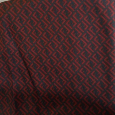 "Bufanda para mujer Fendi 100 % seda rojo oscuro con monograma 34"" X 34""" Foto 1 de 4