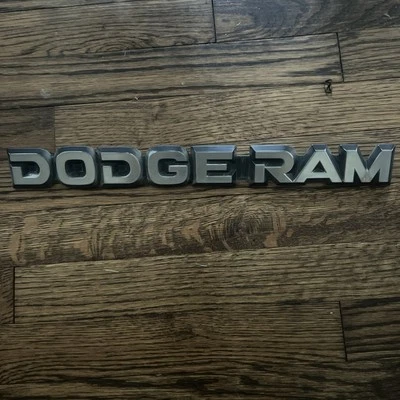Dodge RAM 1986-1993 furgoneta 1500 2500 3500 emblema de puerta trasera placa de identificación OEM Mopar Foto 1 de 4