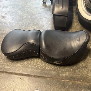 2001 Harley Road King  OEM Touring  seat Milsco??  V Logo. - Bild 1 von 5