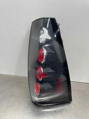 Задний фонарь 2002 Chevy Avalance левая сторона водителя в сборе от оригинального производителя 15771437 - Изображение 1 из 4