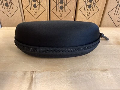 Paquete de 2 gafas de sol estuche rígido gafas negras con cubierta con gancho de transporte Foto 1 de 3