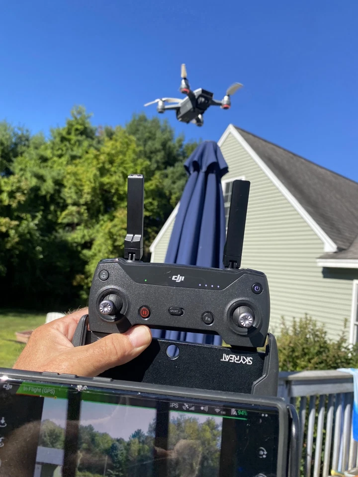 DJI Spark Fly More Combo con Estuche y Soporte para Tablet/Teléfono, 4x Cargador de Batería  Foto 1 de 4