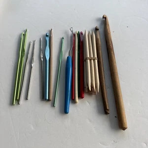 14 Crochet Hooks Mixed Sizes Bates Boye Aluminum Plastic Wood + 6 Needle & Hook - Picture 1 of 1