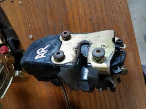 02-07 JEEP LIBERTY POWER DOOR LOCK ACTUATOR LATCH PASSENGER SIDE REAR - Picture 1 of 2