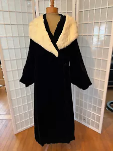 VINTAGE 1930-40's Woman's Black Velvet Opera Coat White Fur Collar Great Sleeves - Picture 1 of 13