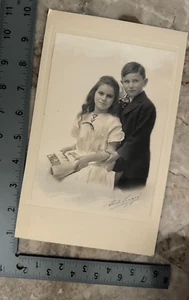 Vintage Kabinett Karte Foto Junge Mädchen Anzug Kleid posiert lesen - Bild 1 von 2