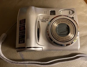 Nikon COOLPIX 7600 7.1MP Digital Camera - Silver Tested Works - Picture 1 of 16