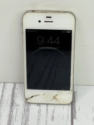 Apple iphone 4s 8gb? White Network Unlocked For Parts Powers On - Image 1 of 4