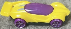 Coche de carreras McDonalds Happy Meal Hot Wheels 2019 Blitzspeeder púrpura amarillo gris - Imagen 1 de 6