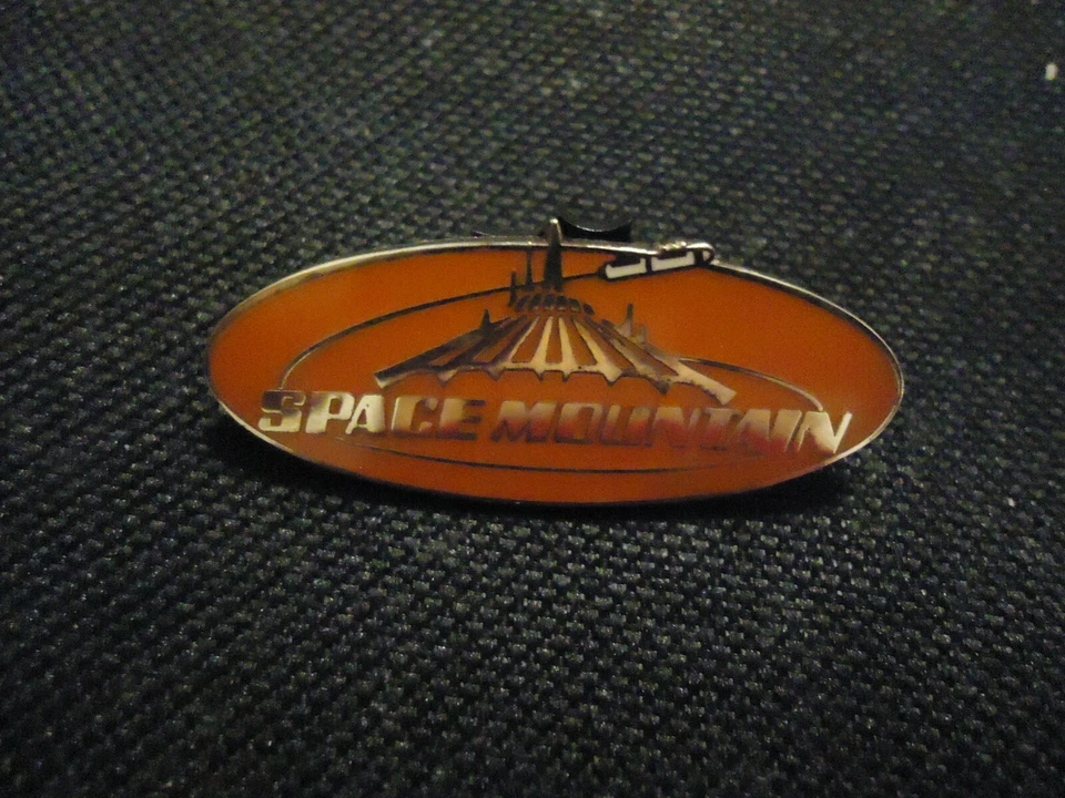 CATÁLOGO DISNEY DISNEYLAND TOMORROWLAND JUEGO EN CAJA PIN SPACE MOUNTAIN LE 1500 Foto 1 de 1