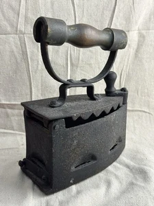 Antique Iron Coal Iron Made of Cast Iron with Wooden Handle - Picture 1 of 9