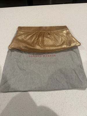 Bolsa de pó Lauren Merkin dourada metálica tem bolsa de pó original - Imagem 1 de 4