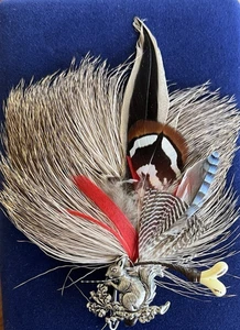 BAVARIAN FUR & FEATHER GAMSBART /SQUIRREL/PIN BADGE/ GESCHUTZT - Picture 1 of 3