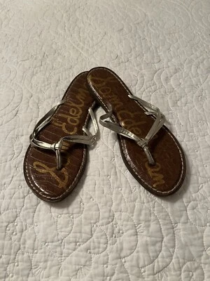 Sandalias informales Sam Edelman para mujer talla 9,5 plateadas sin cordones en la punta Foto 1 de 4