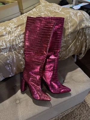Botas femininas Billini Krysta crocodilo altura do joelho rosa quente metálico tamanho 9 - Imagem 1 de 4