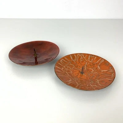 Par de Castiçais Assinados Esmalte em Cobre Laranja Vermelho Antigo Redondo MCM Monique 1973 - Imagem 1 de 4