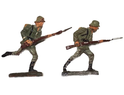 Par de soldados de juguete de composición Lineol vintage cargando con bayonetas fijas Foto 1 de 4