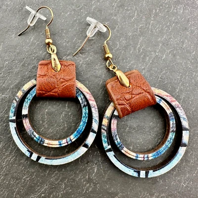 Anillo de madera estampado colorido y pendientes de cuero vegano marrón Foto 1 de 4