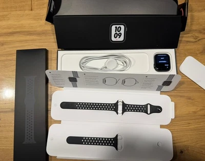 Apple Watch Series SE Nike 44mm Aluminiumgehäuse-Space Grau mit Sportarmband in - Bild 1 von 4