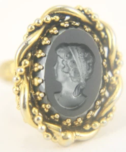 Anillo camafeo vintage de vidrio negro intaglio ajustable tono dorado cuentas torcidas - Imagen 1 de 5