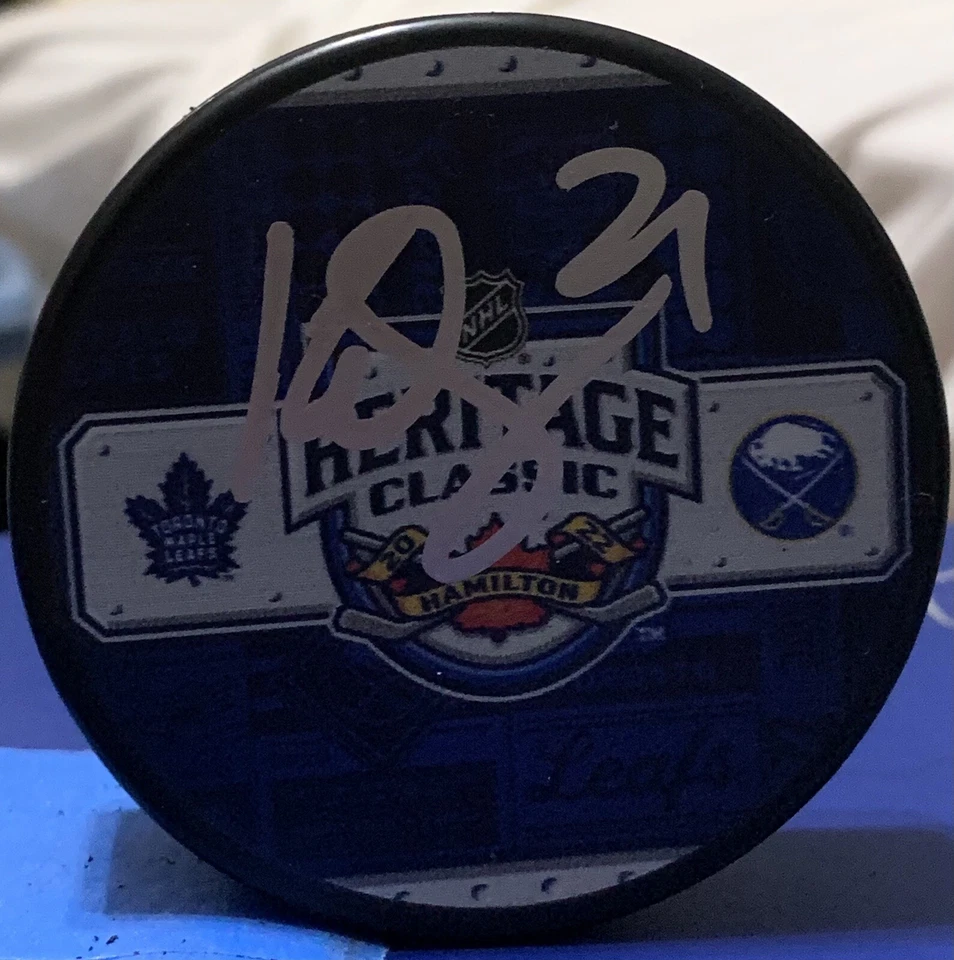 KYLE OKPOSO AUTÓGRAFO FIRMADO NHL LOGOTIPO DE HOCKEY DISCO HERENCIA CLÁSICO SABLES BÚFALO Foto 1 de 1