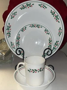 Corelle HOLLY DAYS Christmas Holiday 4 pieces/Place Setting Dinnerware Vintage - Picture 1 of 6