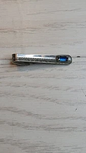 Fermacravatta vintage tono argento testurizzato con pietra blu - Foto 1 di 3
