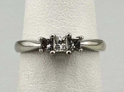 Кольцо из белого золота 14 карат с 3 натуральными бриллиантами огранки принцесса 2,29 г размер 4,5 классическое!!! - Изображение 1 из 4