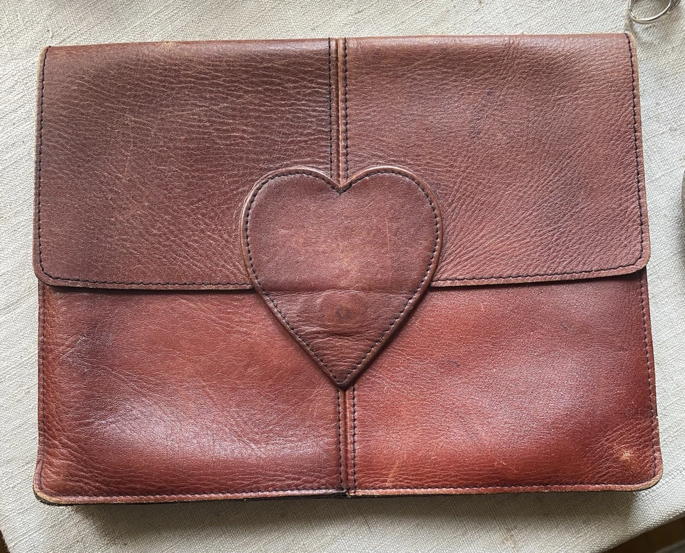 Bolso sin asas Brighton Heart 1991 vintage de cuero rojo 9 1/2 X 7 1/2 X 1/2 pulgadas Foto 1 de 4