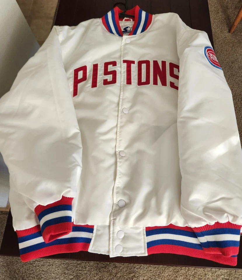 Chaqueta de iniciación XXL de Detroit Pistons para hombre satinada Ty Mopkins acolchada y apenas usada  Foto 1 de 4