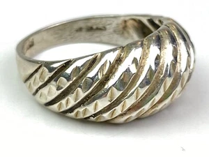 Vintaged Sterling Silver Domed Ridged Ring: Size 9 / 4.57 grams - Picture 1 of 15