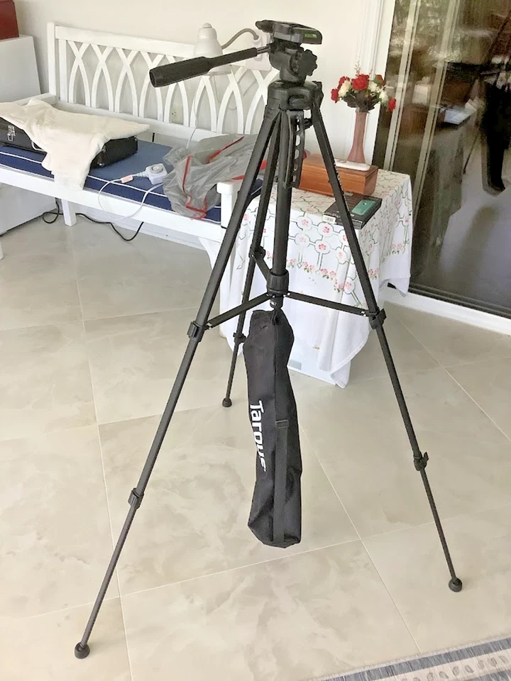 TARGUS 3-Way Panhead Bubble Level Tripod for Camera and Camcorder - Image 1 of 4