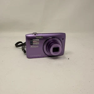 Nikon COOLPIX S3500 20,1-MP-Digitalkamera – lilafarben - Bild 1 von 7