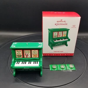 Hallmark Ornament CAROLING PIANO Magic Lights & Sound 2016 in Box mit Schlägern - Bild 1 von 6