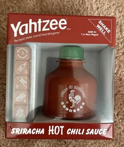 YAHTZEE: Sriracha | Sammlerstück Sriracha Flasche Würfelbecher | Klassisches Würfelspiel Neu - Bild 1 von 5