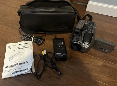 PANASONIC PV-L560D PALMCORDER VHS video Camera Bundle Power Supply Bag Tested! - Image 1 of 4