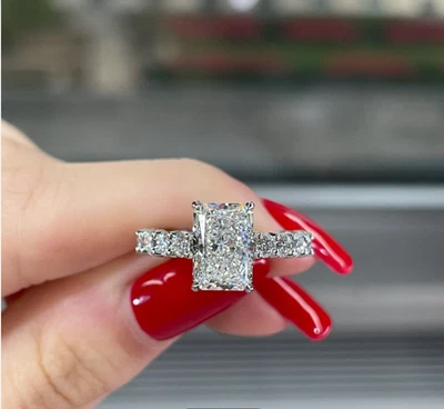 Anillo de compromiso de eternidad de moissanita radiante triturada en hielo 3,10 TCW enchapado en platino Foto 1 de 4