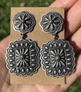 Navajo Indianer Sterlingsilber gestempelt Handarbeit Ohrringe T O weiß - Bild 1 von 12