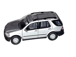ROAD SIGNATURE 1997 MERCEDES BENZ M-CLASS - 1:43 Scale NOS - Picture 1 of 5