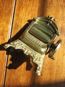 Vintage Collectables - Miniature Dolls House Size Brass Coloured Metal Mangle - Picture 1 of 4