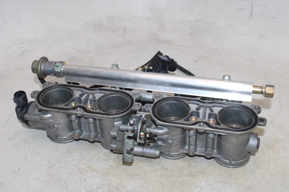 99-03 HONDA CBR1100XX 原始设备制造商主要燃料连接器/旋转机身 — 第 1/4 张图片