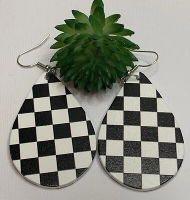Pendientes a Cuadros, Pendientes a Cuadros Blanco y Negro, Pendientes Bandera, Idea de Regalo Foto 1 de 4