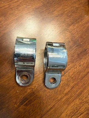 Abrazaderas rápidas Kuryakyn Magnum para clavijas de carretera en protectores de motor de 1-1/2" Foto 1 de 4