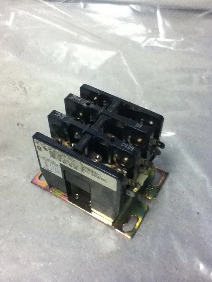 JOSLYN CLARK DP3C253-120 CONTACTOR - Image 1 of 4